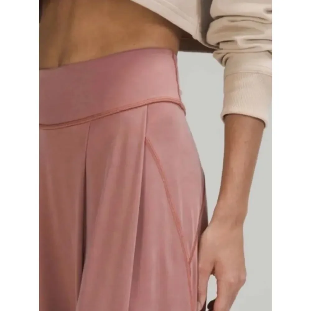 Lululemon size 8 white womans cropped trousers pants
